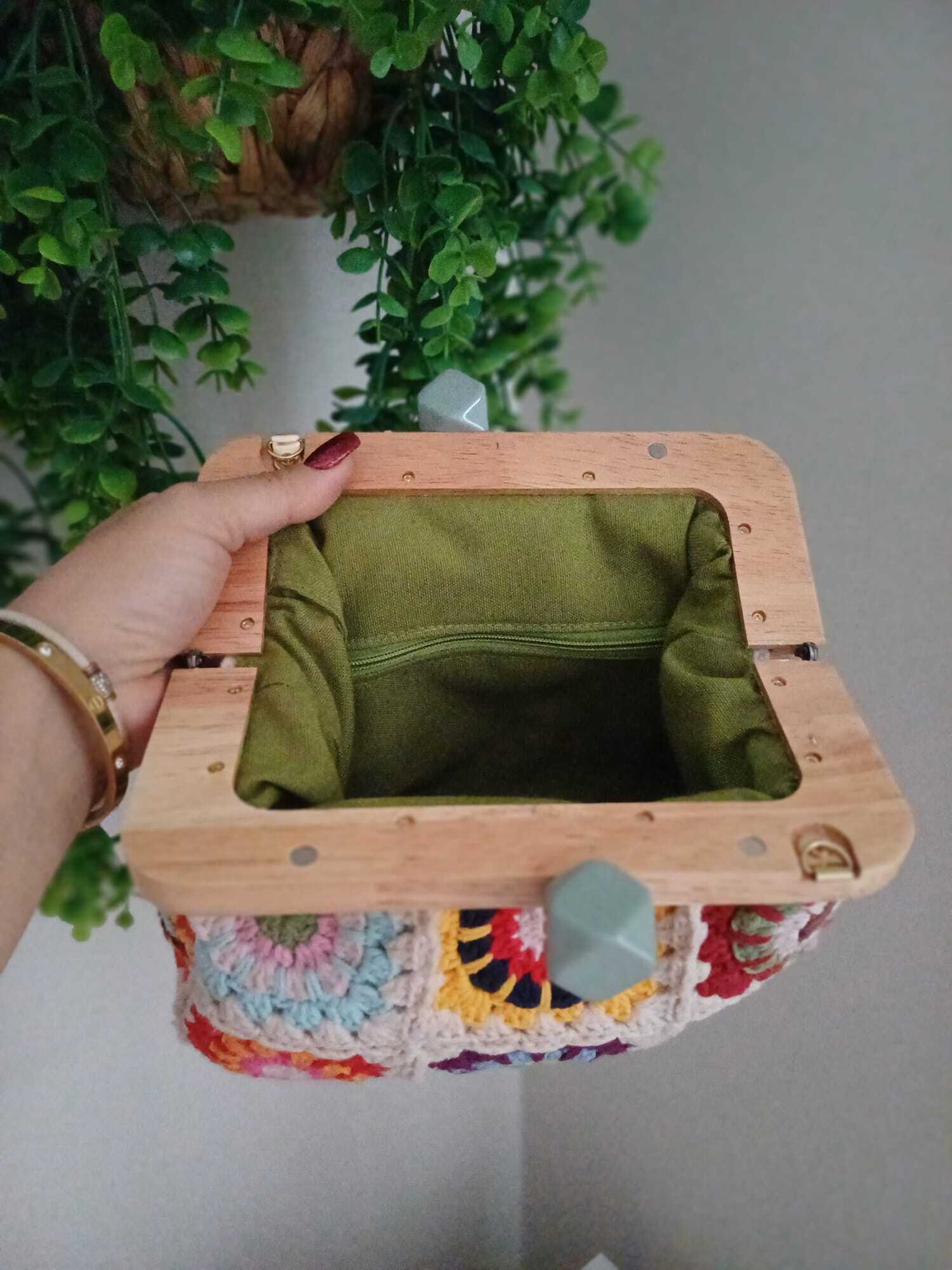 El Örgüsü Ahşap Burslu Koton Motif Büyükanne Çantası