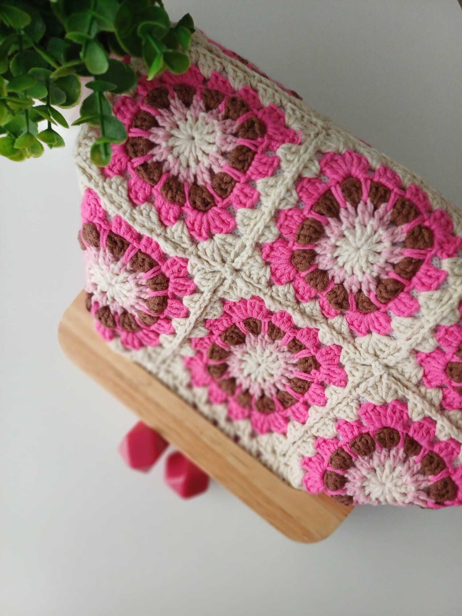 El Örgüsü Ahşap Burslu Koton Motif Pembe Çanta