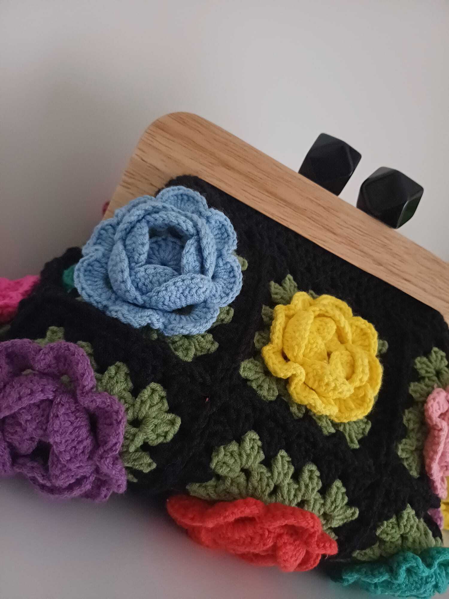 El Örgüsü Ahşap Burslu Karışık Renkli Motif Öpücük Kilitli Çanta Siyah