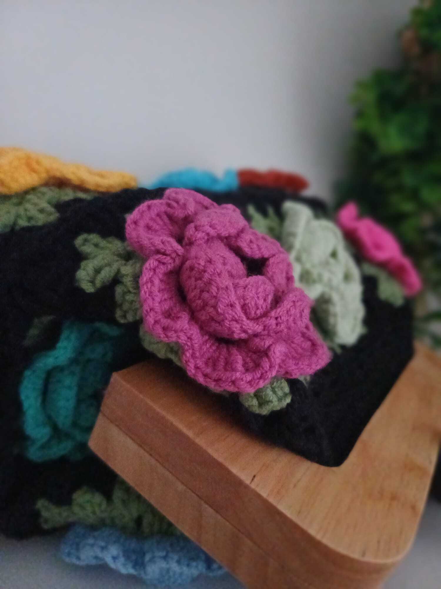 El Örgüsü Ahşap Burslu Karışık Renkli Motif Öpücük Kilitli Çanta Siyah