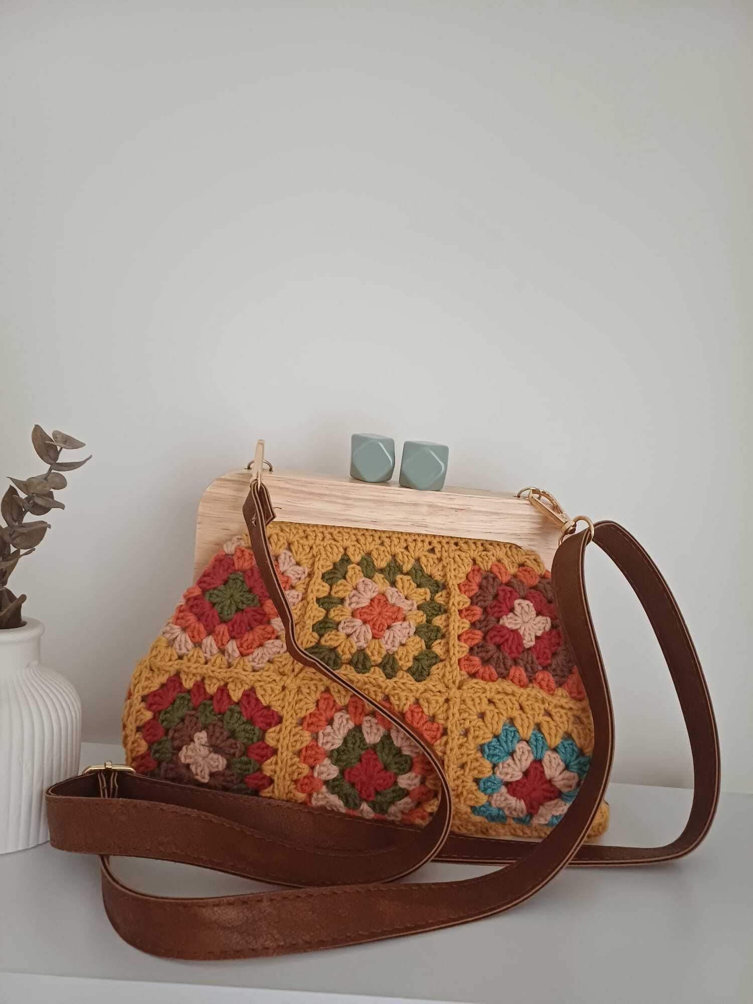 El Örgüsü Ahşap Burslu Karışık Renkli Motif Öpücük Kilitli Çanta Kehribar