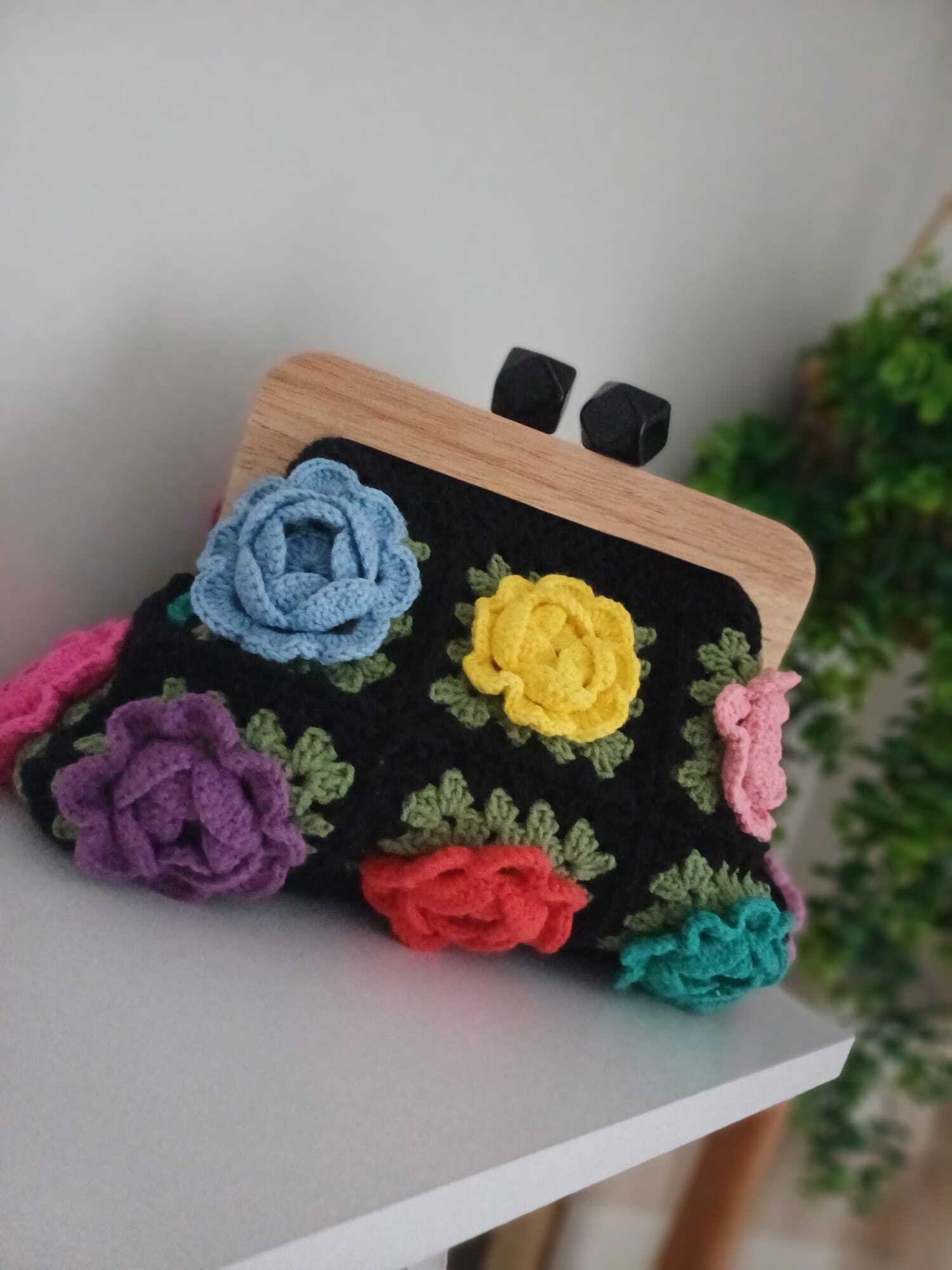 El Örgüsü Ahşap Burslu Karışık Renkli Motif Öpücük Kilitli Çanta Siyah