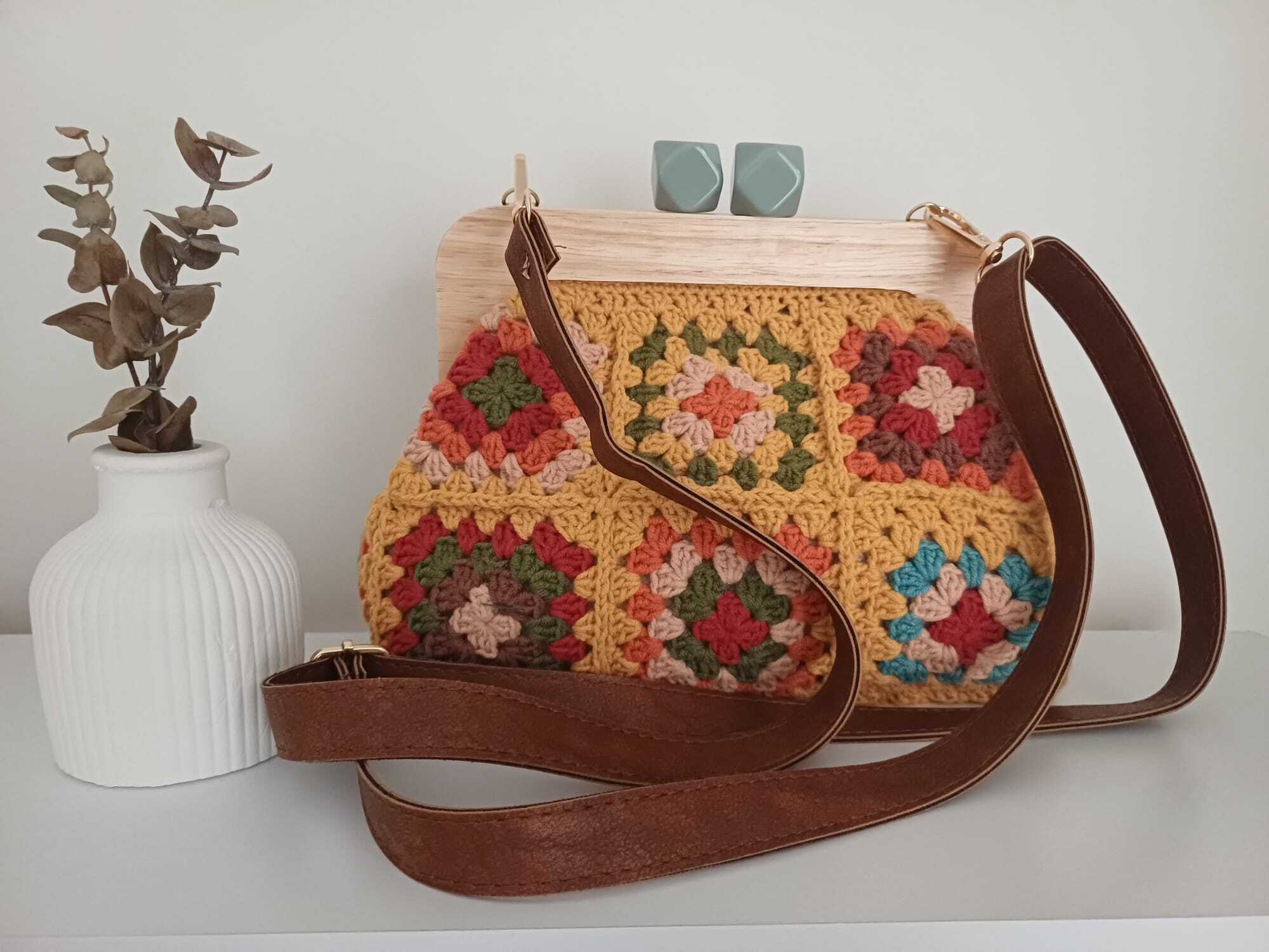 El Örgüsü Ahşap Burslu Karışık Renkli Motif Öpücük Kilitli Çanta Kehribar