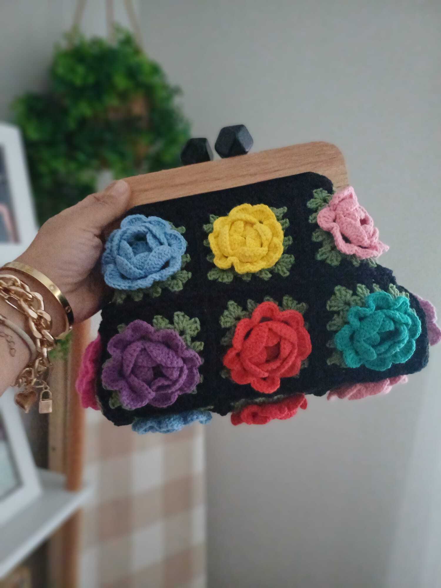 El Örgüsü Ahşap Burslu Karışık Renkli Motif Öpücük Kilitli Çanta Siyah