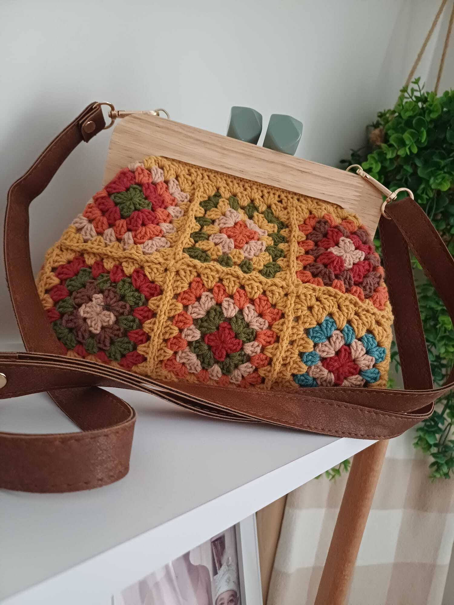 El Örgüsü Ahşap Burslu Karışık Renkli Motif Öpücük Kilitli Çanta Kehribar