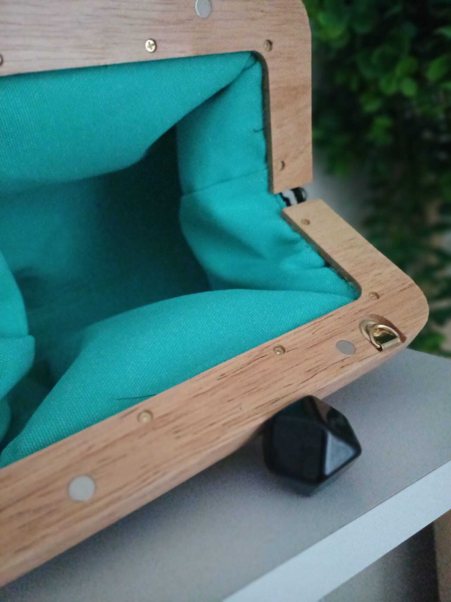 El Örgüsü Ahşap Burslu Karışık Renkli Motif Öpücük Kilitli Çanta Siyah