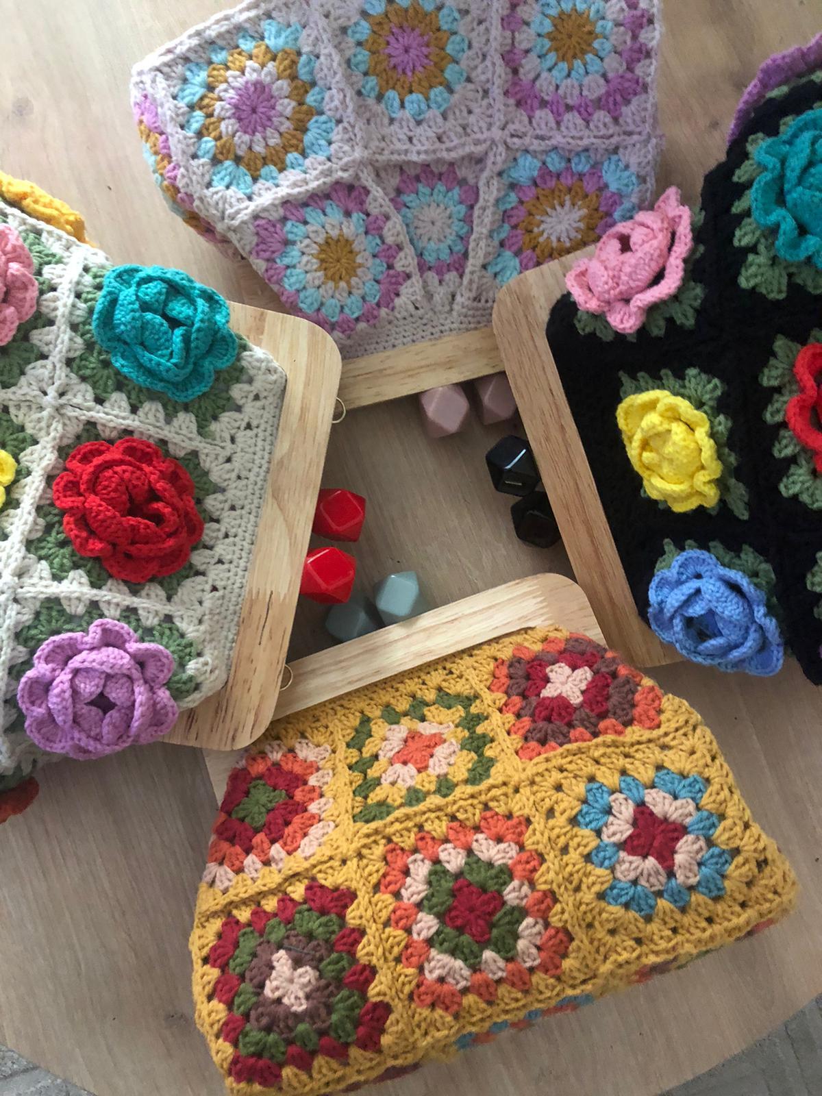 El Örgüsü Ahşap Burslu Karışık Renkli Motif Öpücük Kilitli Çanta Siyah