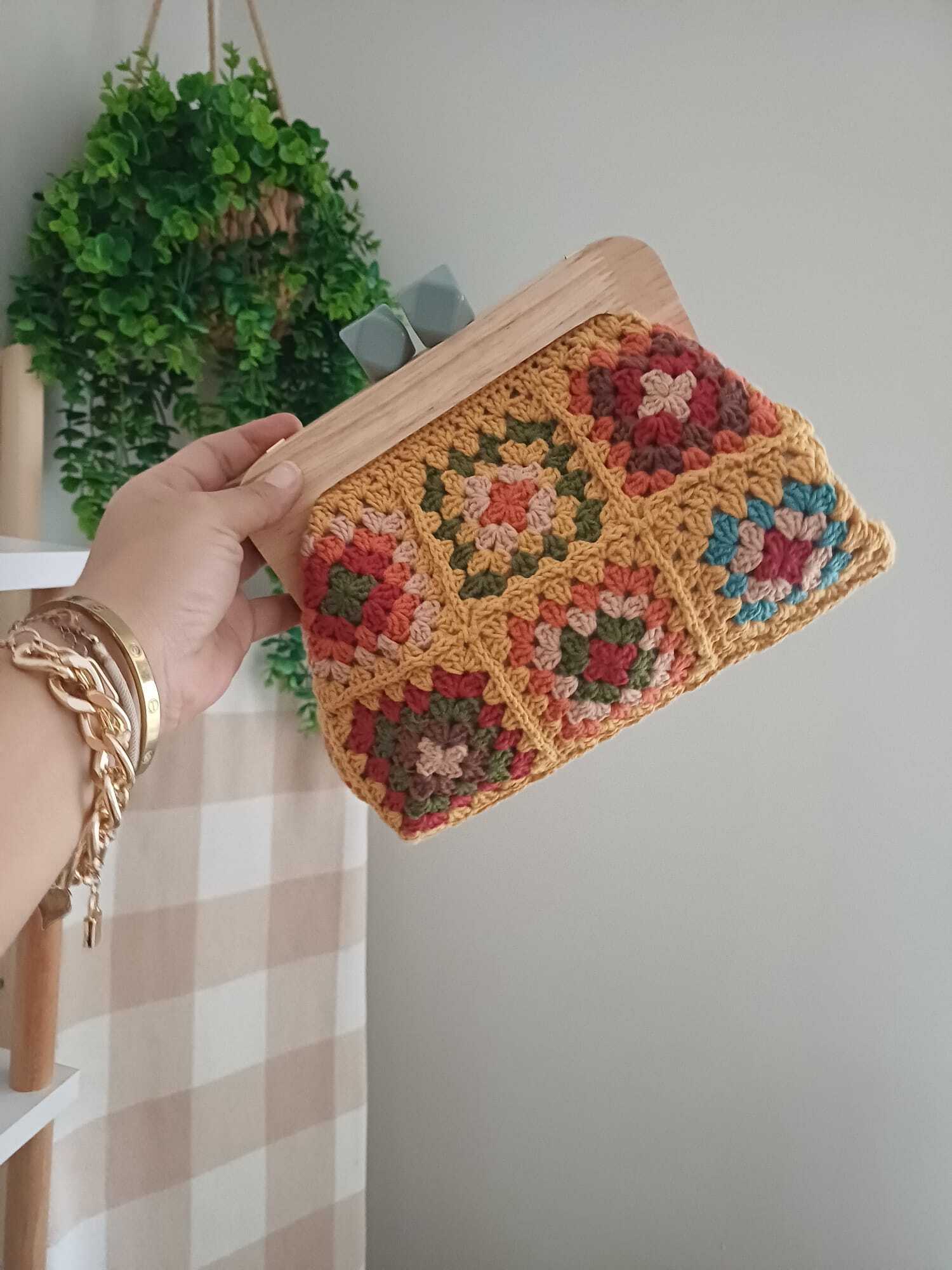 El Örgüsü Ahşap Burslu Karışık Renkli Motif Öpücük Kilitli Çanta Kehribar