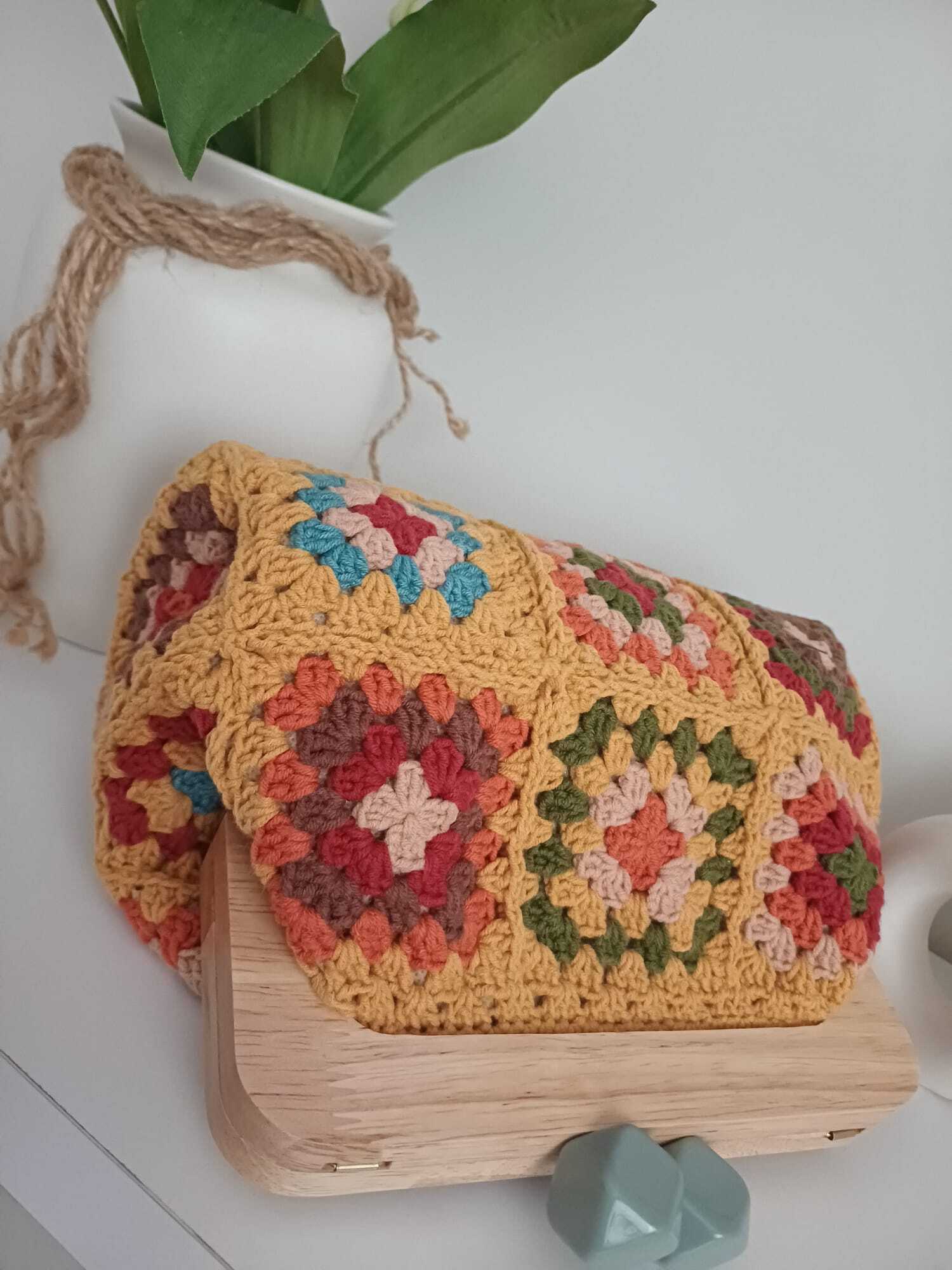 El Örgüsü Ahşap Burslu Karışık Renkli Motif Öpücük Kilitli Çanta Kehribar