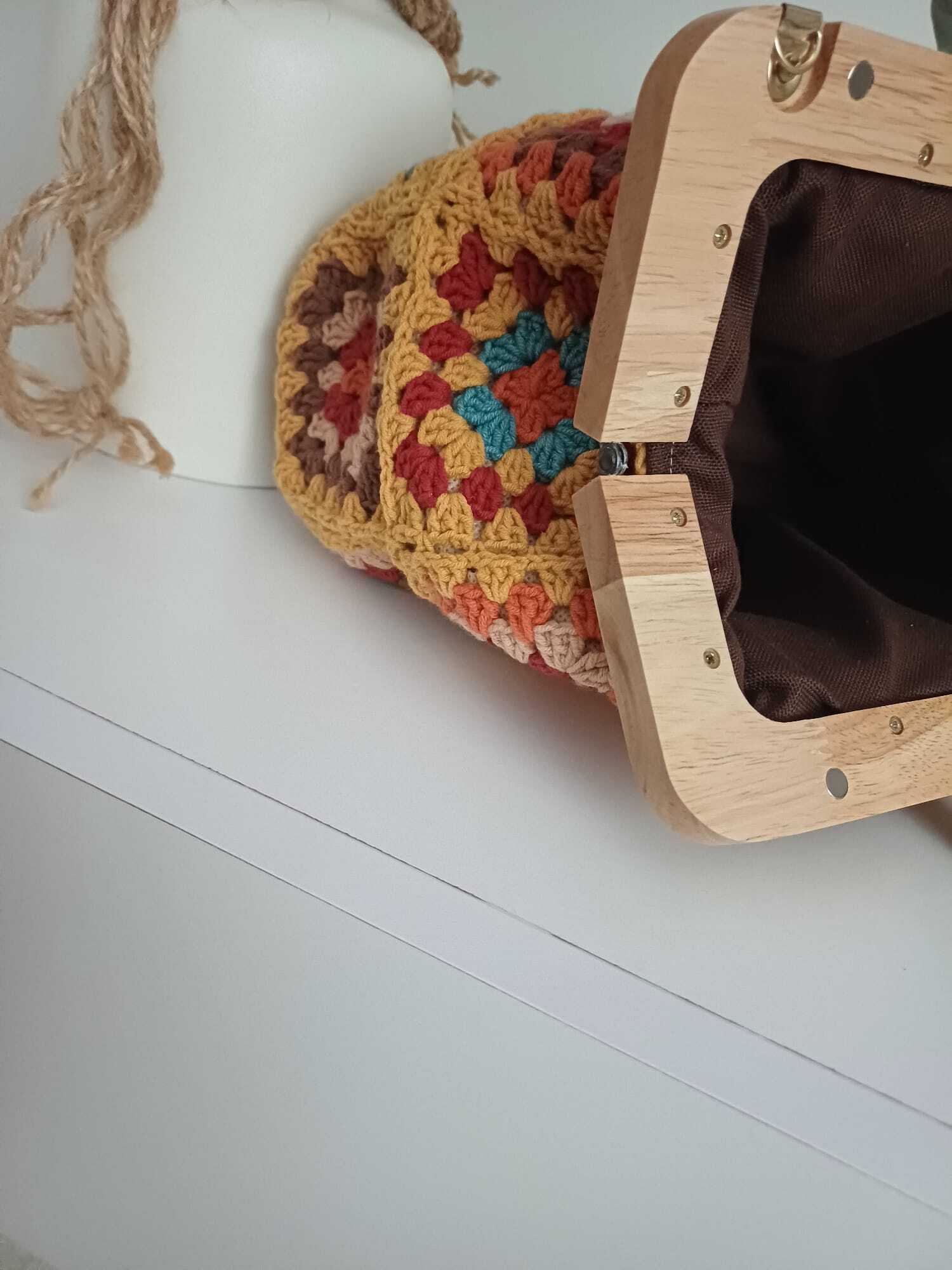 El Örgüsü Ahşap Burslu Karışık Renkli Motif Öpücük Kilitli Çanta Kehribar