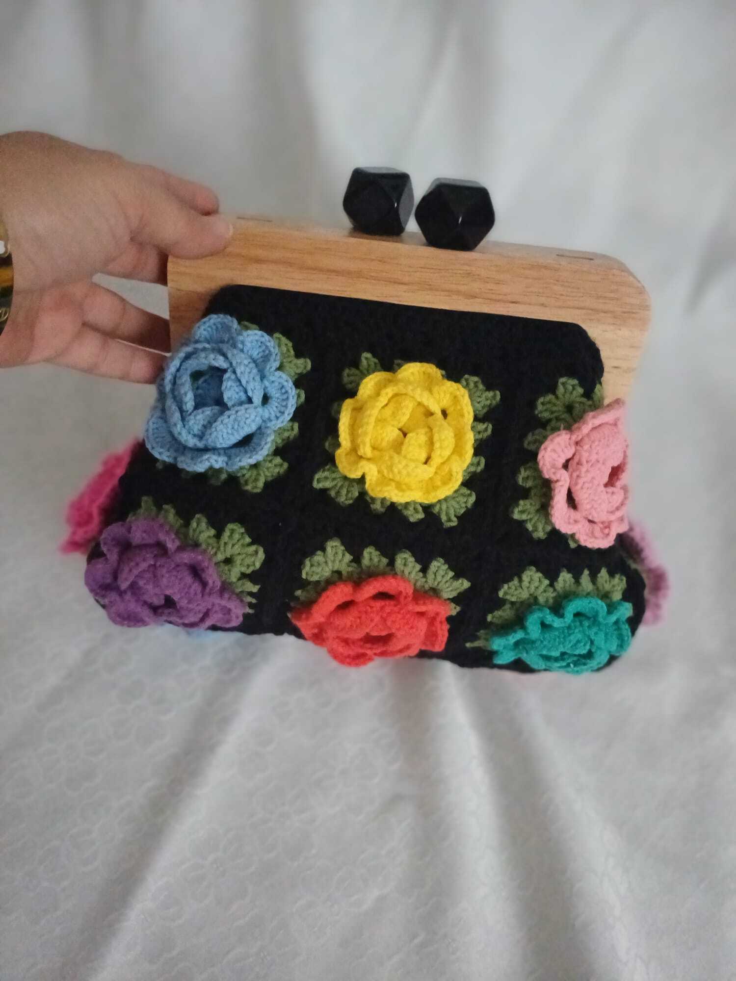 El Örgüsü Ahşap Burslu Karışık Renkli Motif Öpücük Kilitli Çanta Siyah