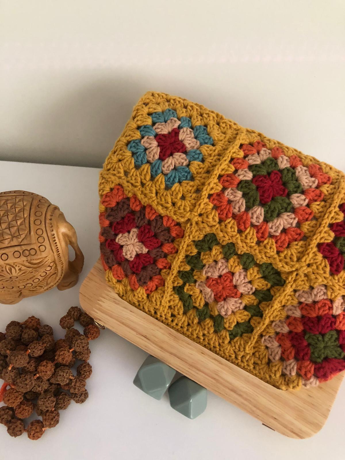 El Örgüsü Ahşap Burslu Karışık Renkli Motif Öpücük Kilitli Çanta Kehribar